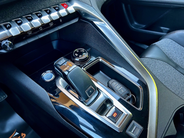 Peugeot 3008 1.2 PureTech Allure EAT6 - Image 25