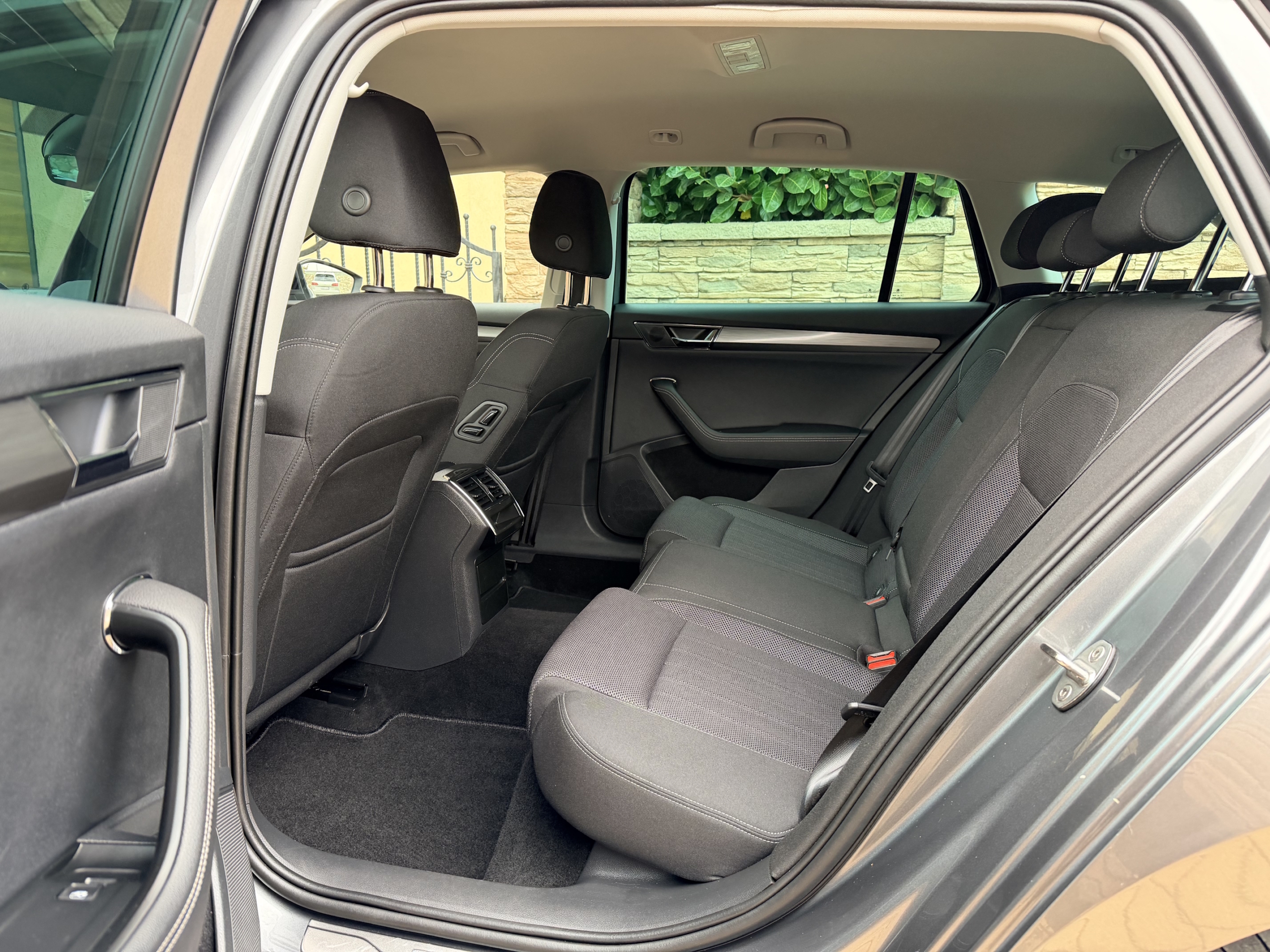 Škoda Superb Combi 2.0 TDI SCR Style DSG – Obrázok 10