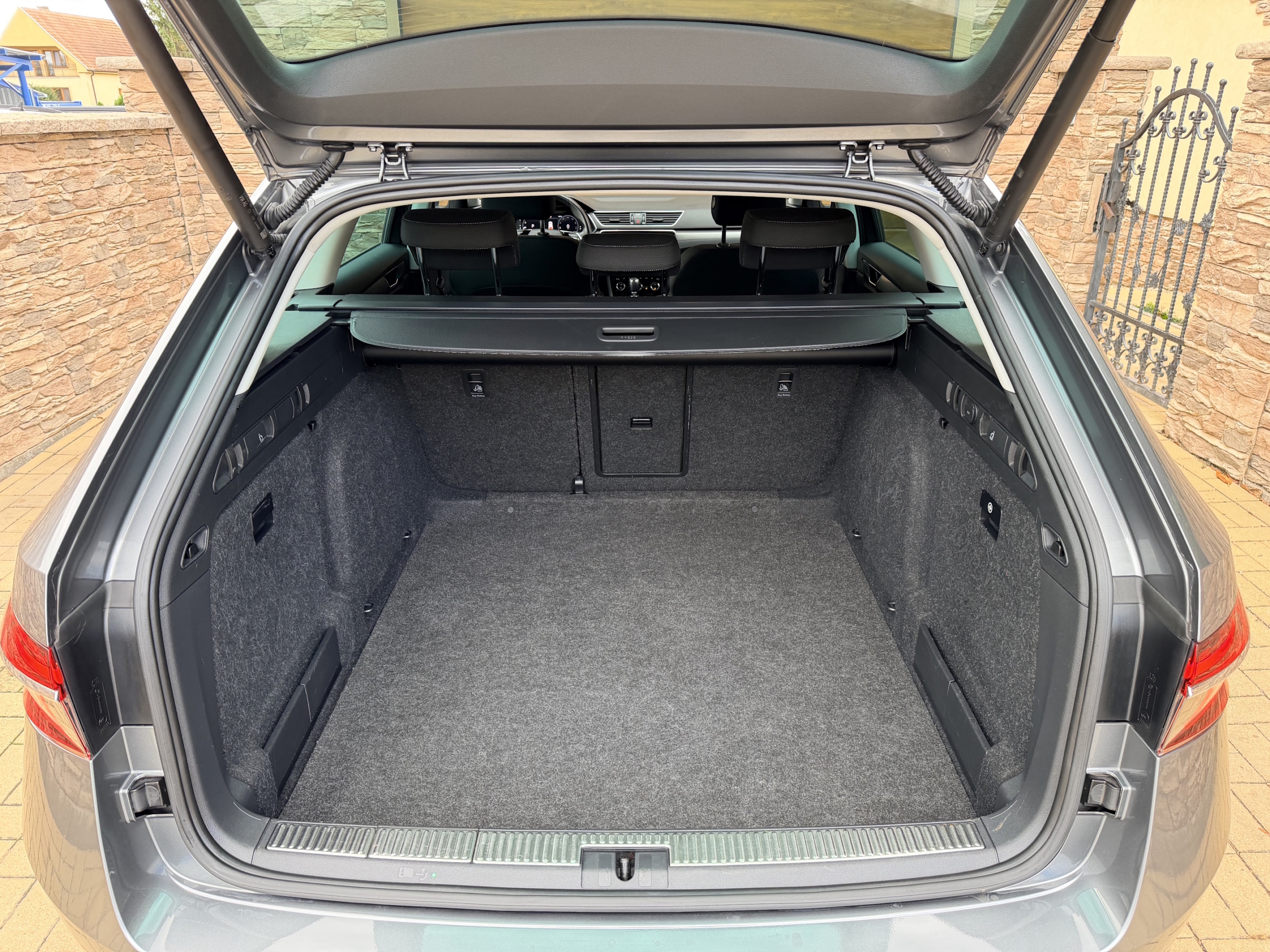 Škoda Superb Combi 2.0 TDI SCR Style DSG – Obrázok 11